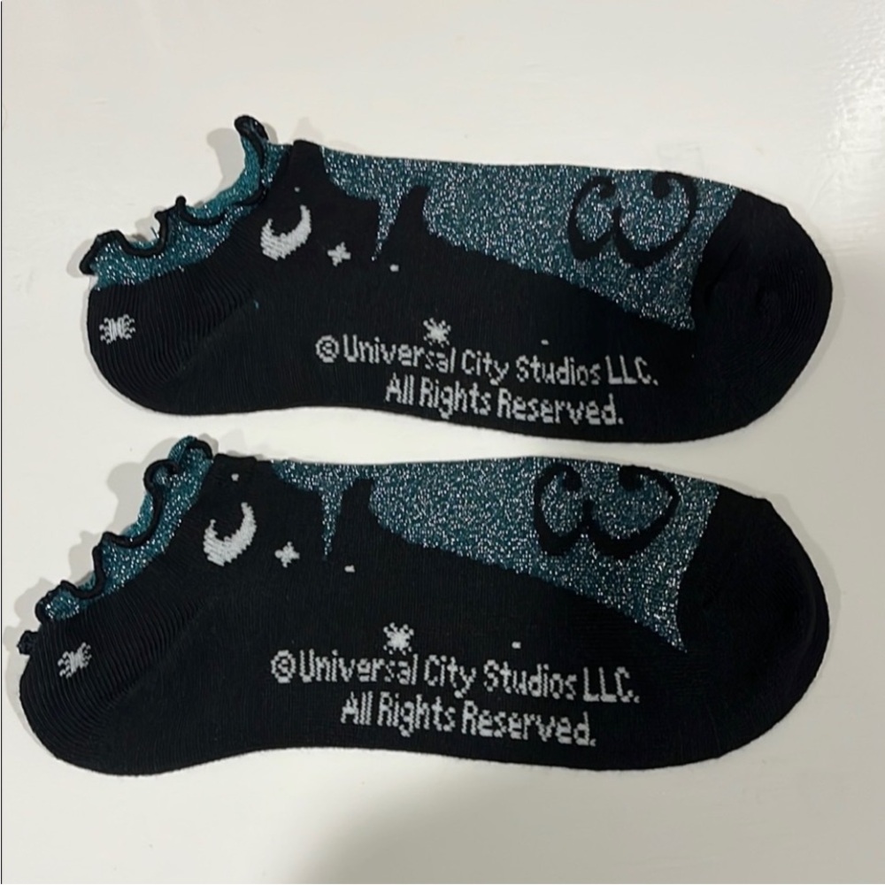 Wicked Bundle: Novel by Gregory Maguire, and socks! - Picture 6 of 7